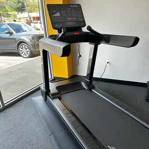 Life Fitness Club Series+ Treadmill - Black — [Display Model]